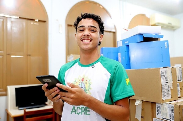Educação do Acre começa a entregar mais de 15 mil tablets para escolas integrais; investimento passa de R$ 17 milhões