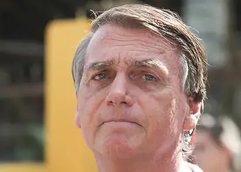 Laudo aponta que Bolsonaro caminhou 5 km no dia anterior à crise