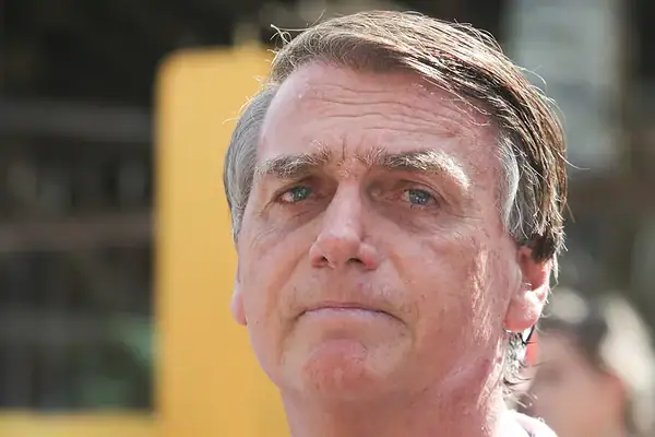 Laudo aponta que Bolsonaro caminhou 5 km no dia anterior à crise