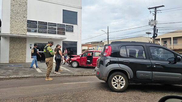 Acidente entre dois carros deixa veículo com para-choque destruido