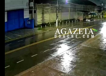 Veja o momento em que motociclista perde controle e se choca com ponto de ônibus