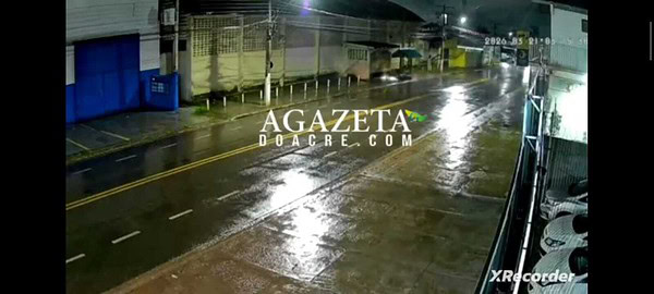 Veja o momento em que motociclista perde controle e se choca com ponto de ônibus