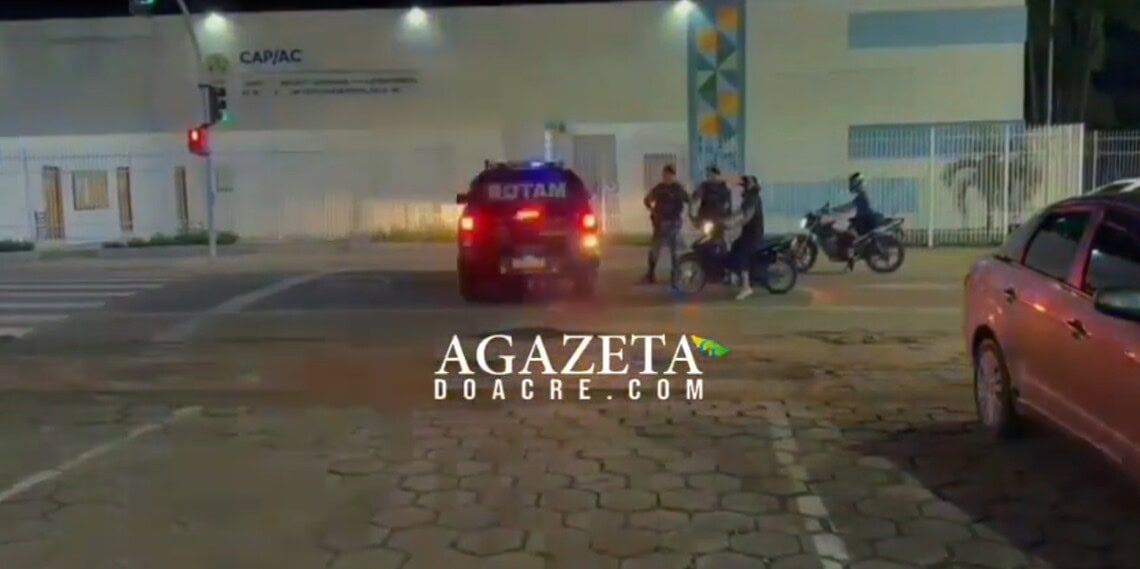 Homem com mandado de prisão é detido com drogas em terreno baldio no bairro Universitário