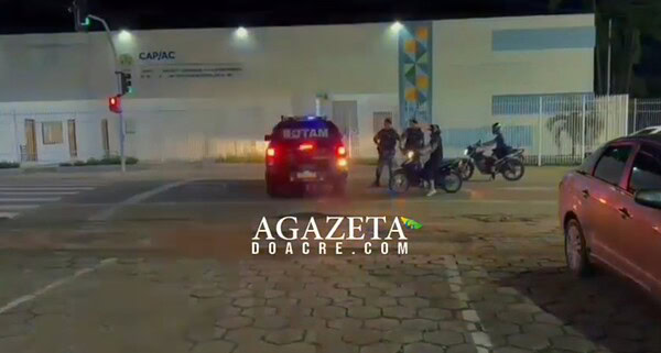 Homem com mandado de prisão é detido com drogas em terreno baldio no bairro Universitário