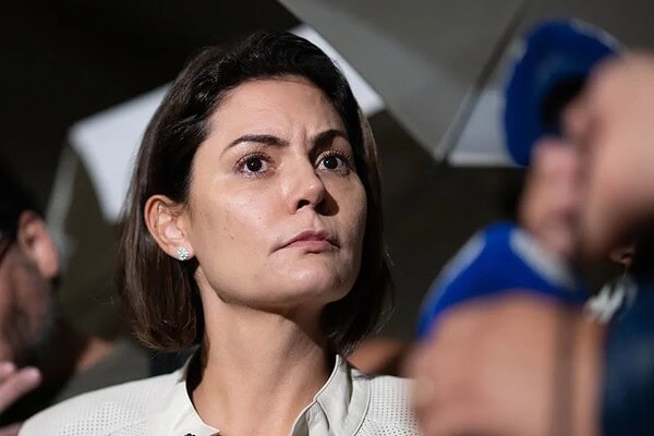 Michelle reage após Bolsonaro defendê-la e condenar ataques