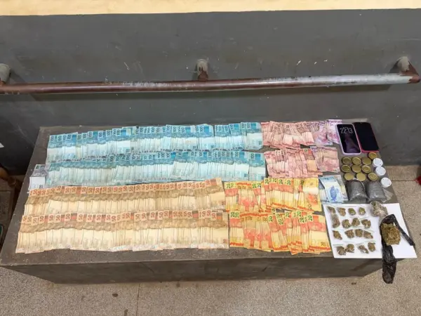 Mulher é presa com drogas, R$ 12 mil em dinheiro e material para munição no Acre