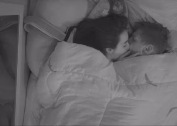 Jordana e Jonas Sulzbach se beijam e movimentam edredom — Foto: Globo