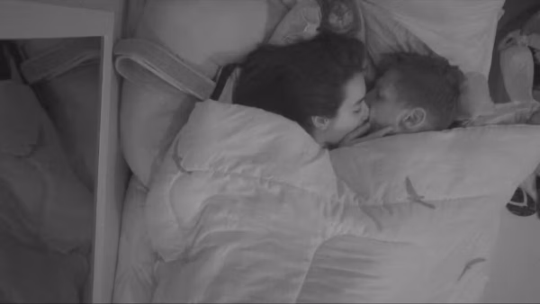 Jordana e Jonas Sulzbach se beijam e movimentam edredom no BBB 26