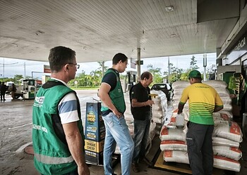 Fiscalização em mais de 25 postos reprova 14 bombas de combustíveis no Acre e aponta irregularidades