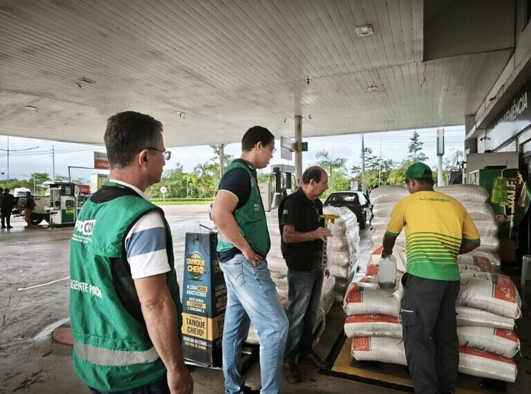 Fiscalização em mais de 25 postos reprova 14 bombas de combustíveis no Acre e aponta irregularidades