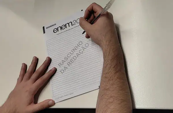 Inep divulga 'espelhos' da redação do Enem 2025 com somas de pontuação erradas; veja exemplos de notas que 'não batem'