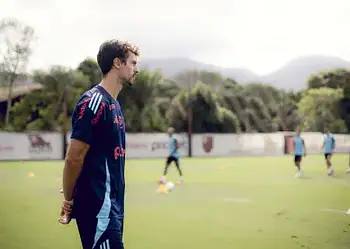 Rodrigo Caio decide seguir Filipe Luís e deixa Flamengo 2 Rodrigo Caio como auxiliar técnico do Flamengo. Foto: Adriano Fontes/Flamengo
