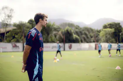 Rodrigo Caio decide seguir Filipe Luís e deixa Flamengo 1 Rodrigo Caio como auxiliar técnico do Flamengo. Foto: Adriano Fontes/Flamengo