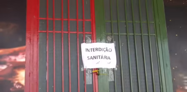 Mulher morre e mais 113 pessoas vão a hospital após comerem em pizzaria