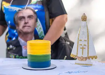 Apoiadores cantam parabéns para Jair Bolsonaro em frente a hospital; Veja vídeo 7 O grupo contava com aproximadamente 50 pessoas. Foto: Reprodução