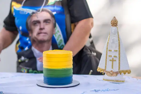 Apoiadores cantam parabéns para Jair Bolsonaro em frente a hospital; Veja vídeo