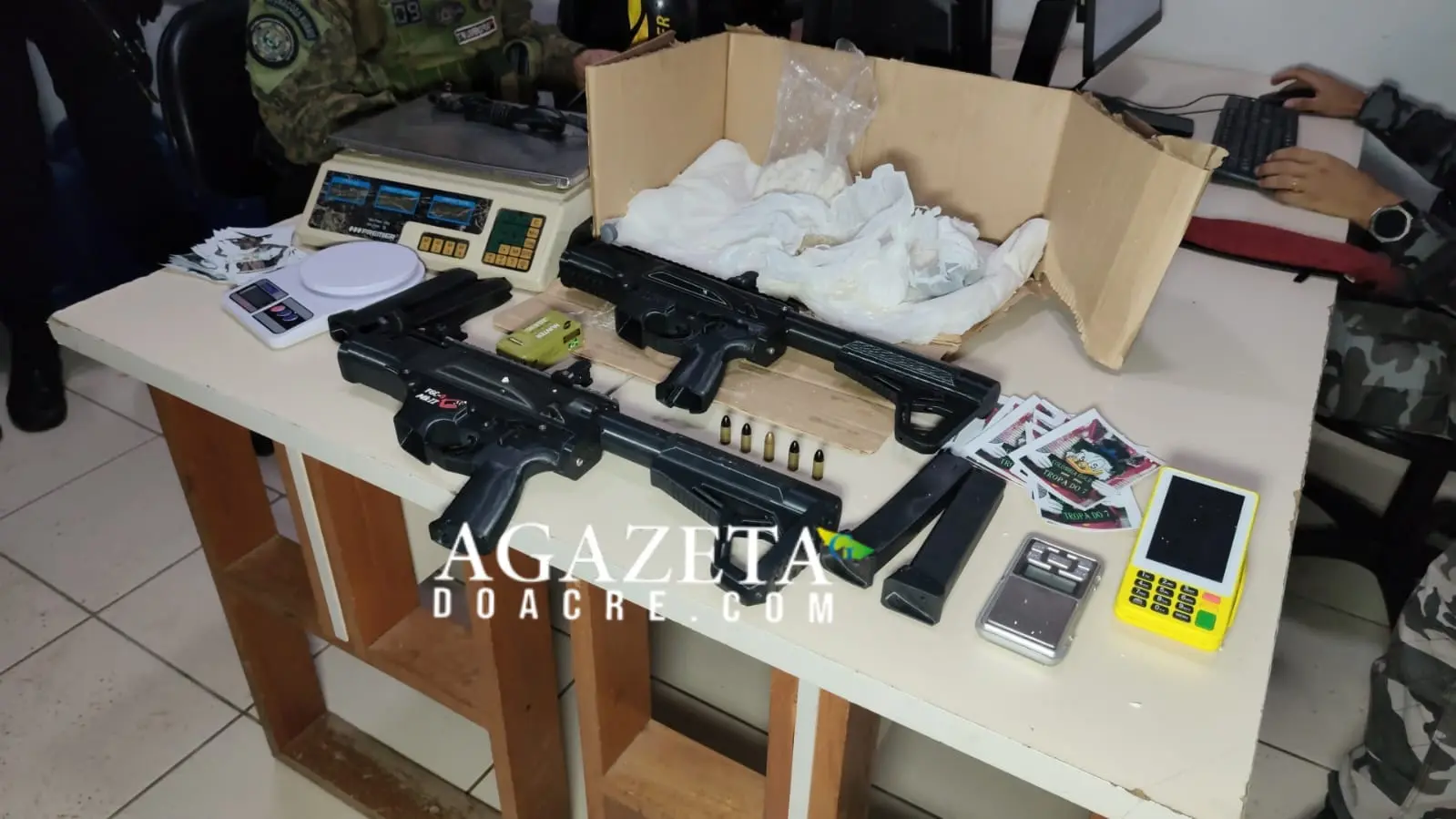 Dois são presos com submetralhadoras, munições e drogas em operação da PM na capital
