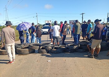 Moradores bloqueiam trecho da BR-364 em Sena Madureira e cobram solução após desabamento de ponte